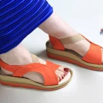 صندل دخترانه طبی دارای پد خارپاشنه